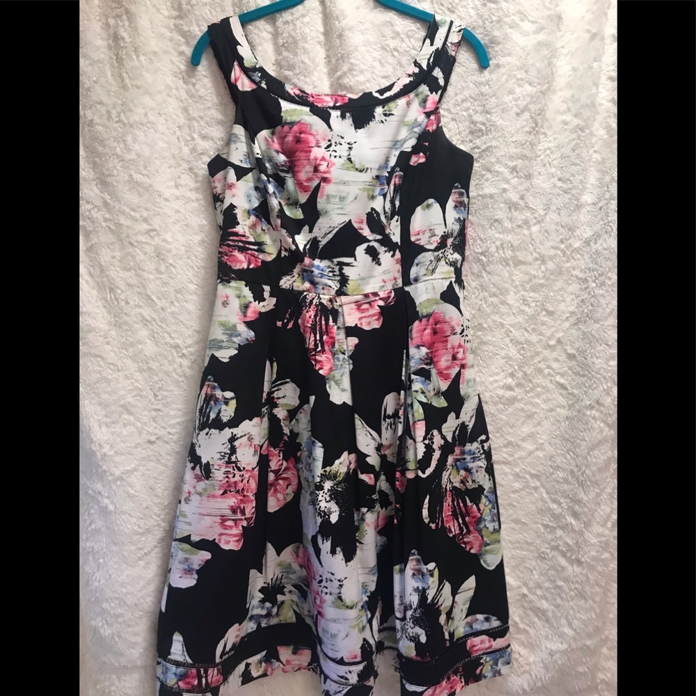 Floral WHBM dress with pockets.